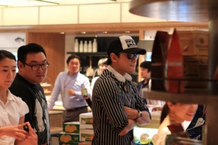 Rain e sua visita a CJ Food World.